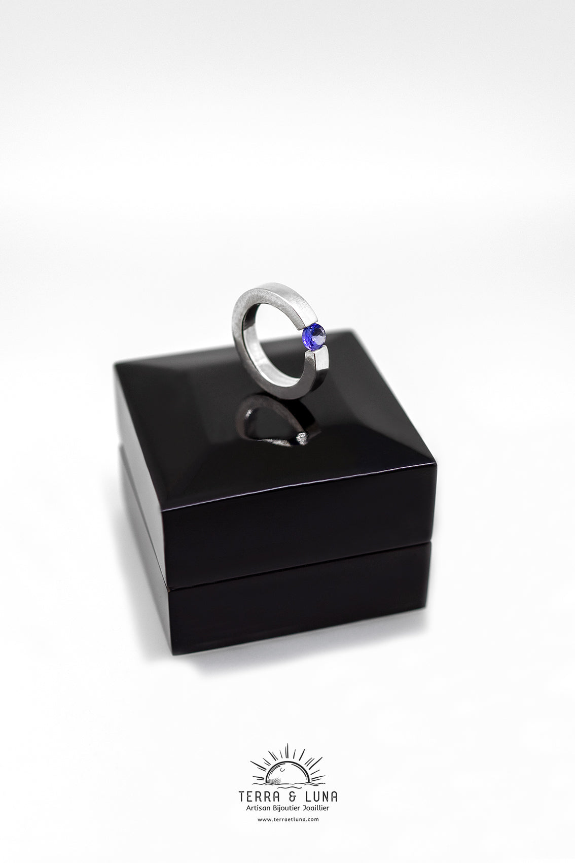Bague argent et Tanzanite naturelle intense purple blue AAA 5,46 MM 0,70 CTS VVS serti tension