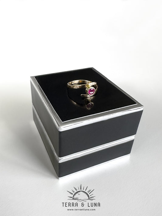 Bague asymetrique en Or jaune 18 carats avec Rubis naturel coupe ronde serti clos pour femme