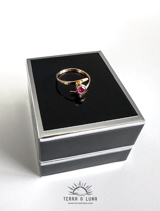 Bague asymetrique en Or jaune 18 carats avec Rubis naturel coupe ronde serti clos pour femme