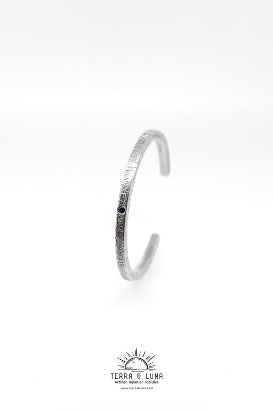 Bracelet mixte en argent massif texturé et Saphir bleu de Ceylan naturel serti masse
