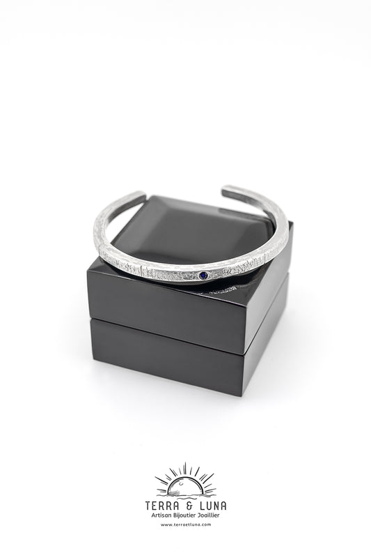 Bracelet mixte en argent massif texturé et Saphir bleu de Ceylan naturel serti masse