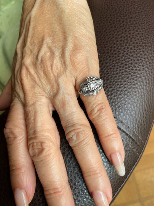 Bague ancienne art déco en Or gris sertie de 15 diamants