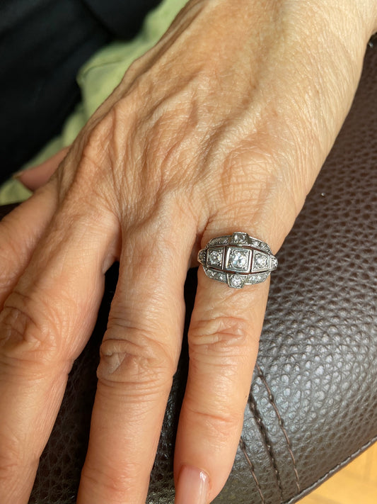 Bague ancienne art déco en Or gris sertie de 15 diamants