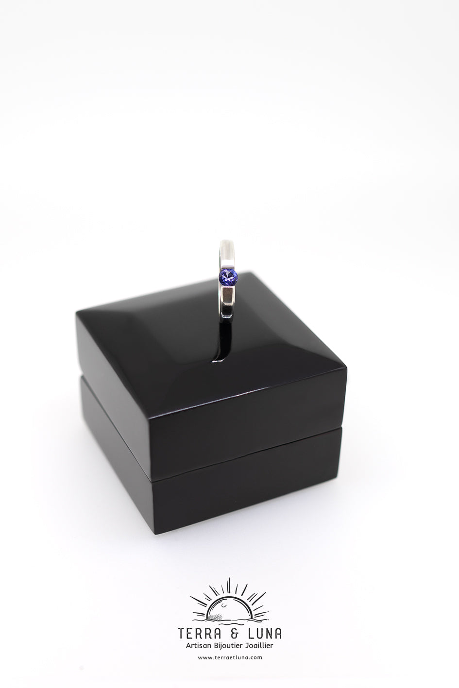 Bague en argent 925 et Tanzanite naturelle intense purple blue AAA VVS serti tension