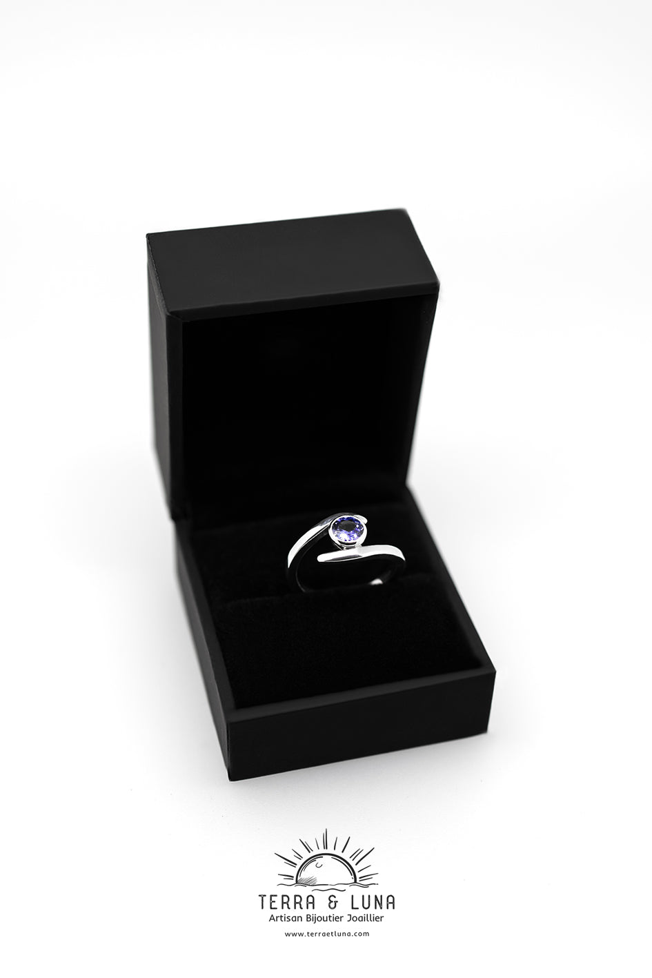 Bague asymétrique en argent forgée main avec Tanzanite naturelle AAA