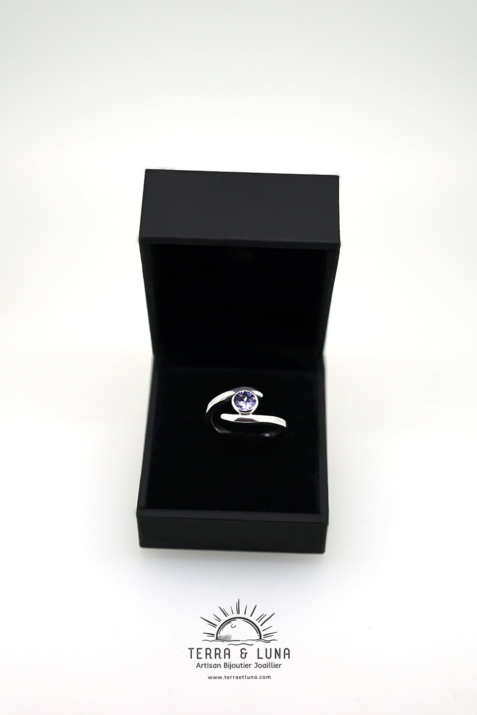 Bague asymétrique en argent forgée main avec Tanzanite naturelle AAA