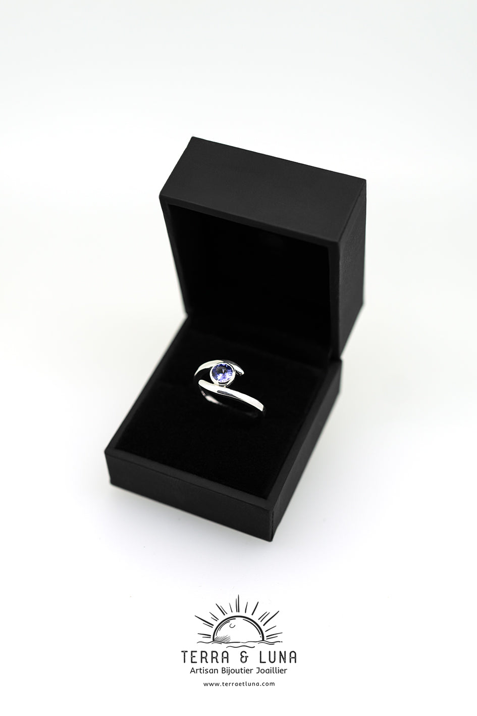 Bague asymétrique en argent forgée main avec Tanzanite naturelle AAA