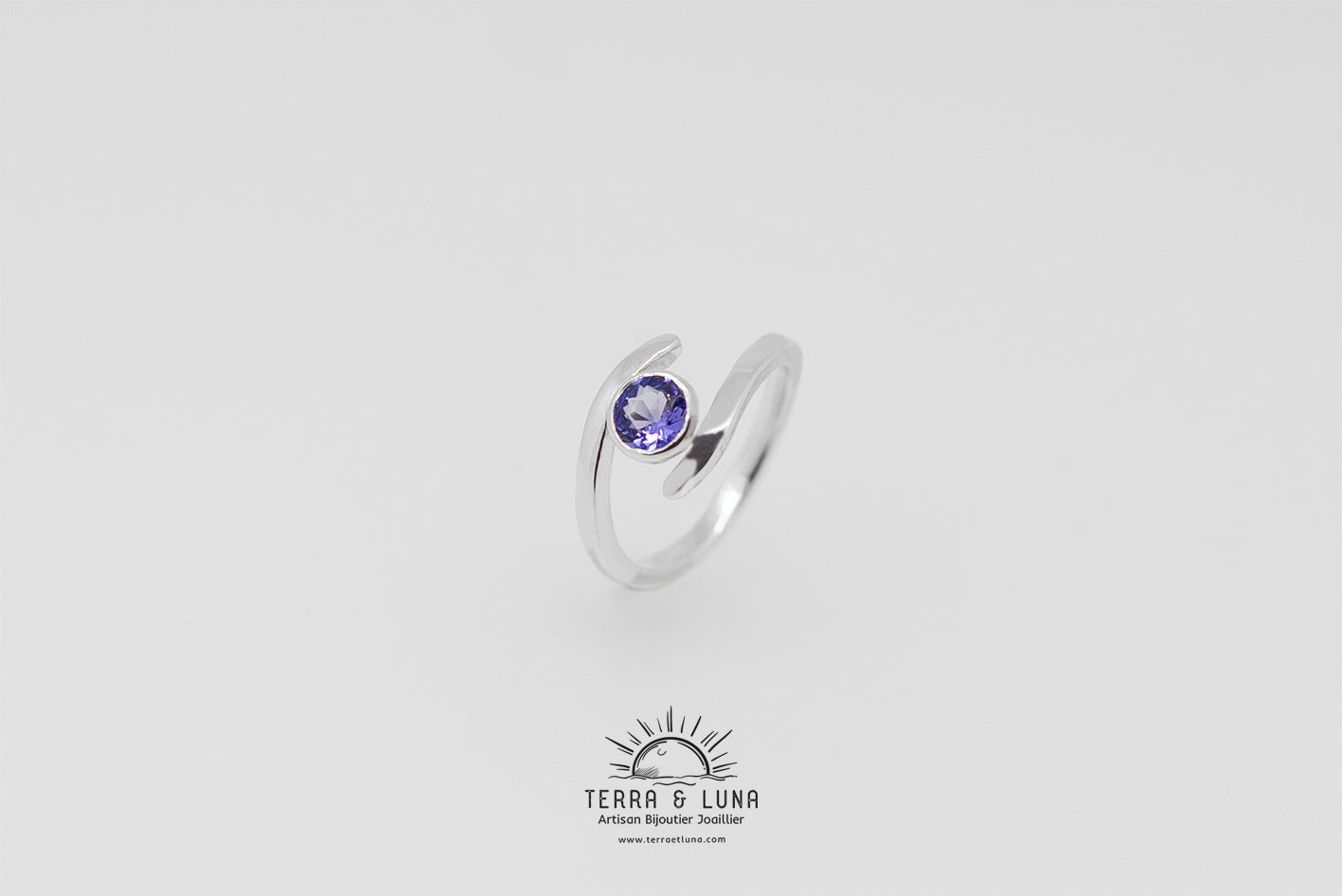 Bague asymétrique en argent forgée main avec Tanzanite naturelle AAA