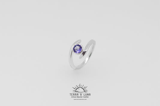 Bague asymétrique en argent forgée main avec Tanzanite naturelle AAA