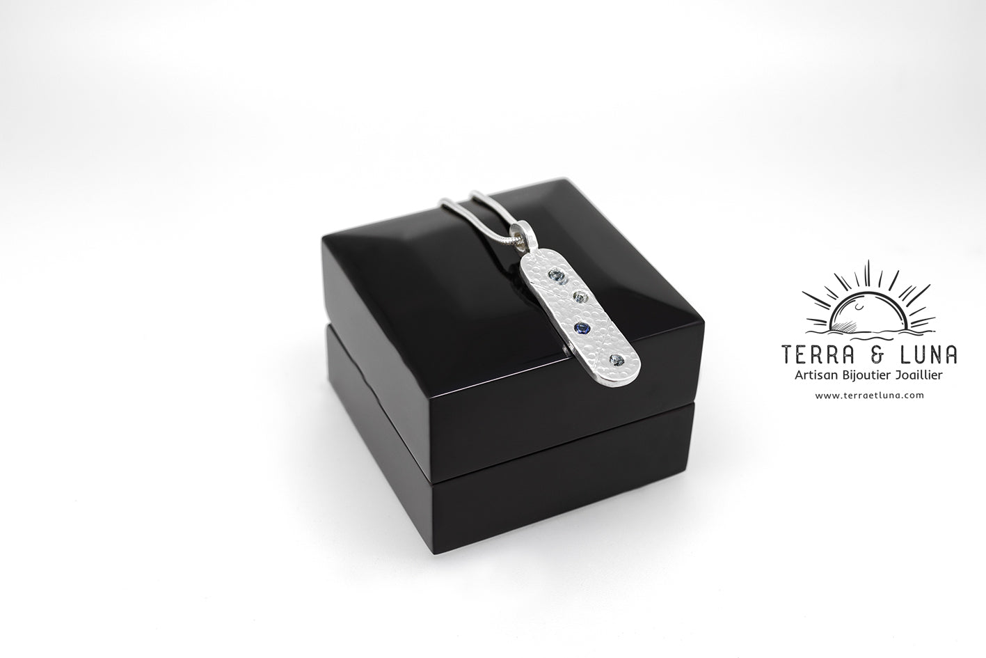 Pendentif en argent martelé et Saphirs naturels de Madagascar