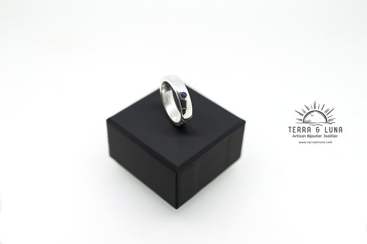 Bague en argent texturé avec Saphir bleu naturel de Ceylan monté en serti masse