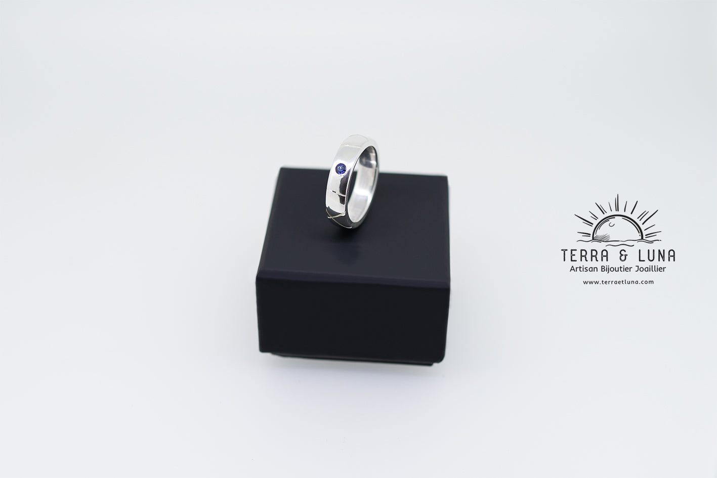 Bague en argent texturé avec Saphir bleu naturel de Ceylan monté en serti masse