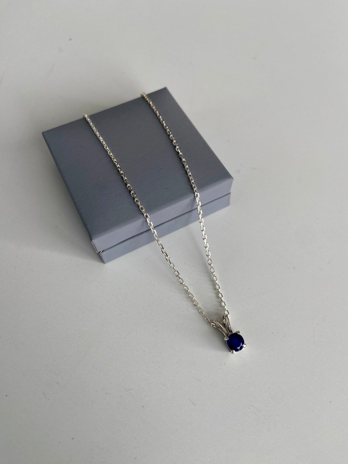 Collier en argent avec pendentif en Saphir bleu naturel, montée en serti griffes pour femme