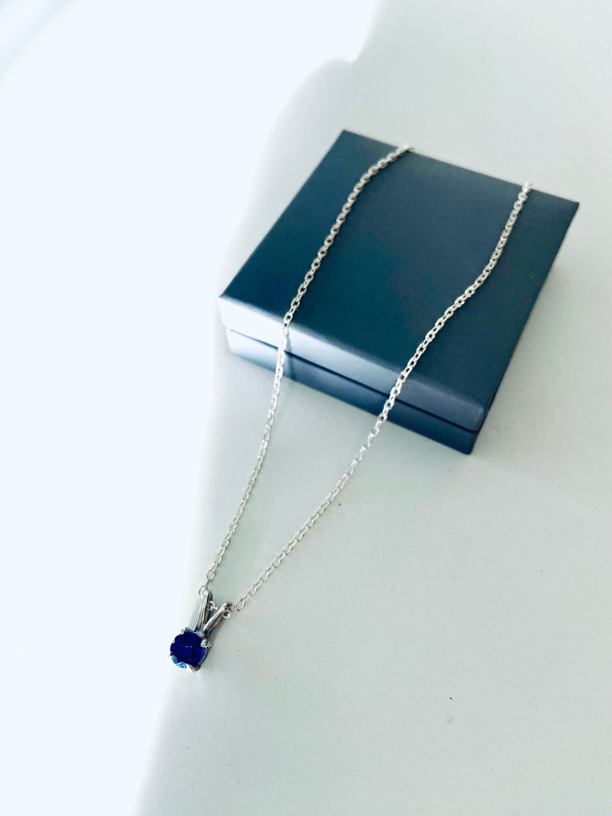 Collier en argent avec pendentif en Saphir bleu naturel, montée en serti griffes pour femme