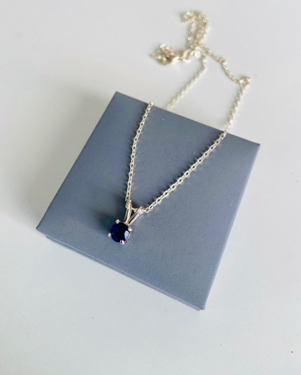 Collier en argent avec pendentif en Saphir bleu naturel, montée en serti griffes pour femme