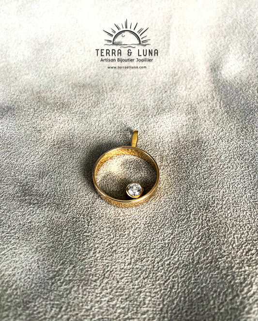 Pendentif en Or jaune 18 carats et Diamant naturel monté en serti clos