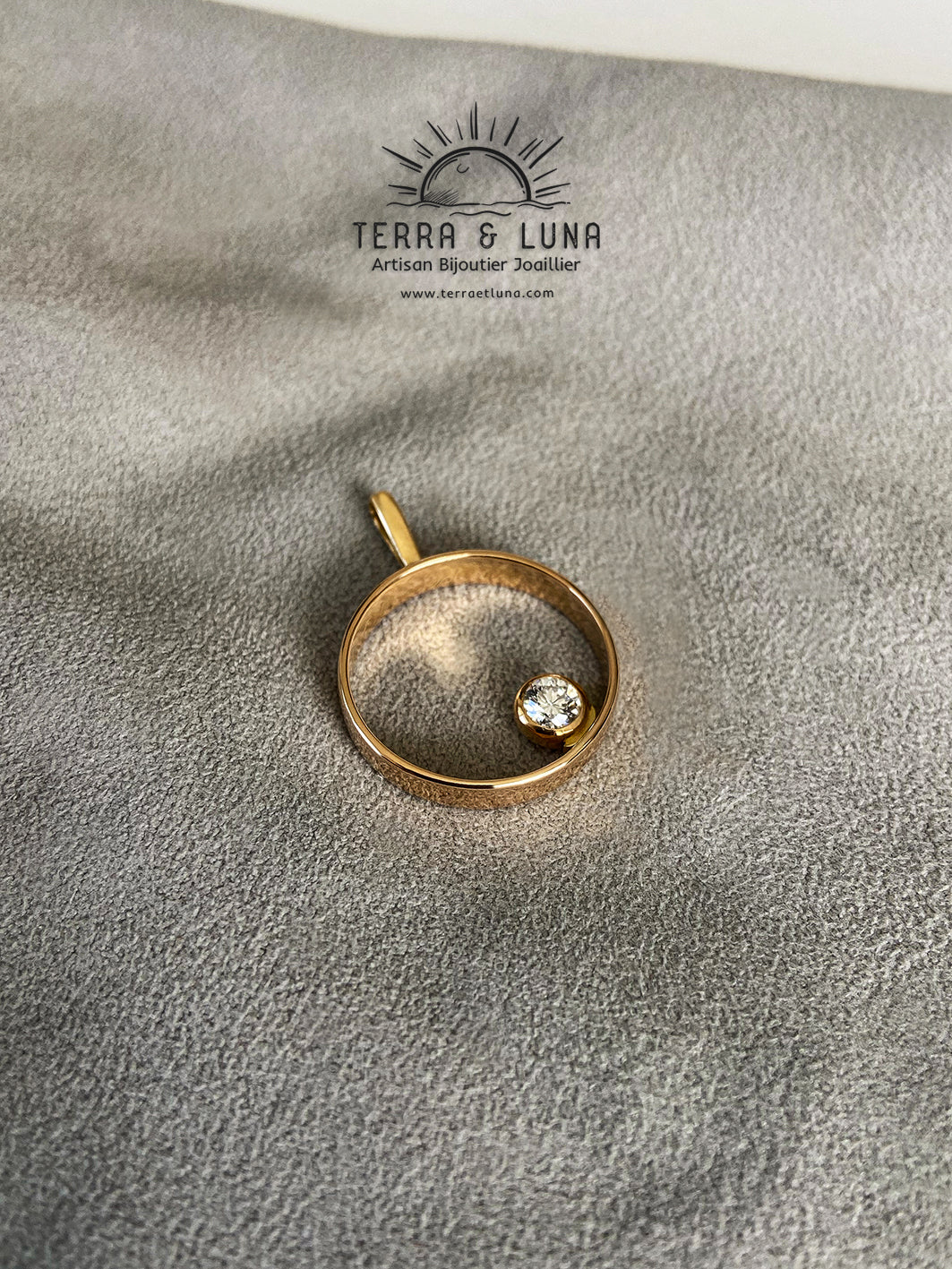 Pendentif en Or jaune 18 carats et Diamant naturel monté en serti clos