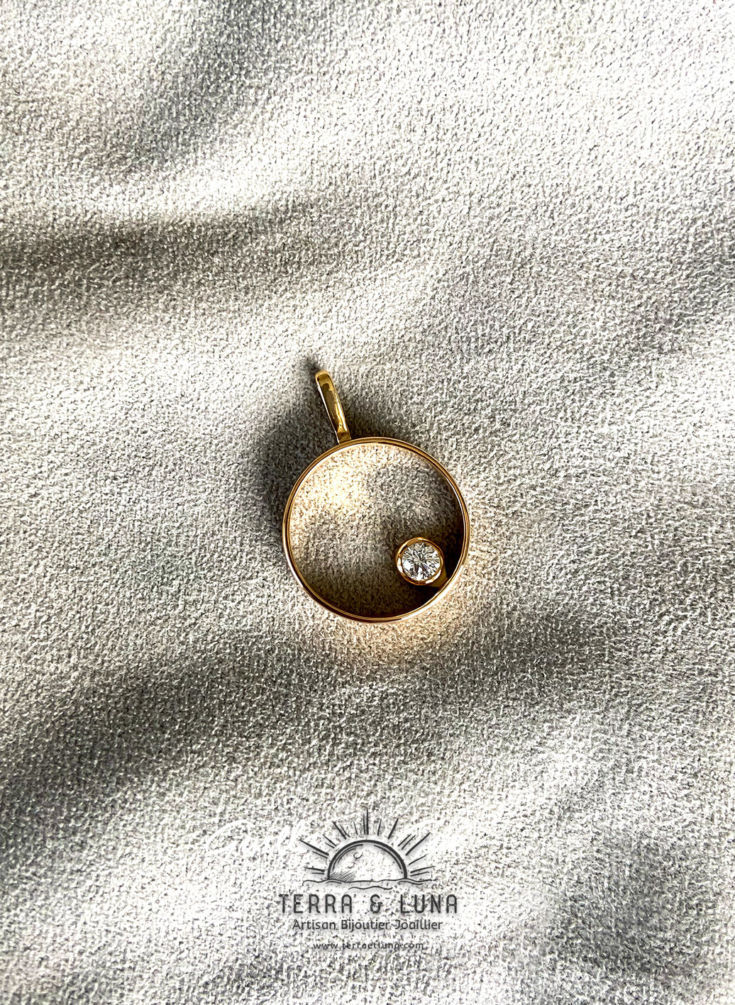 Pendentif en Or jaune 18 carats et Diamant naturel monté en serti clos