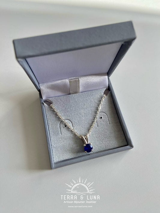 Collier en argent avec pendentif en Saphir bleu naturel, montée en serti griffes pour femme