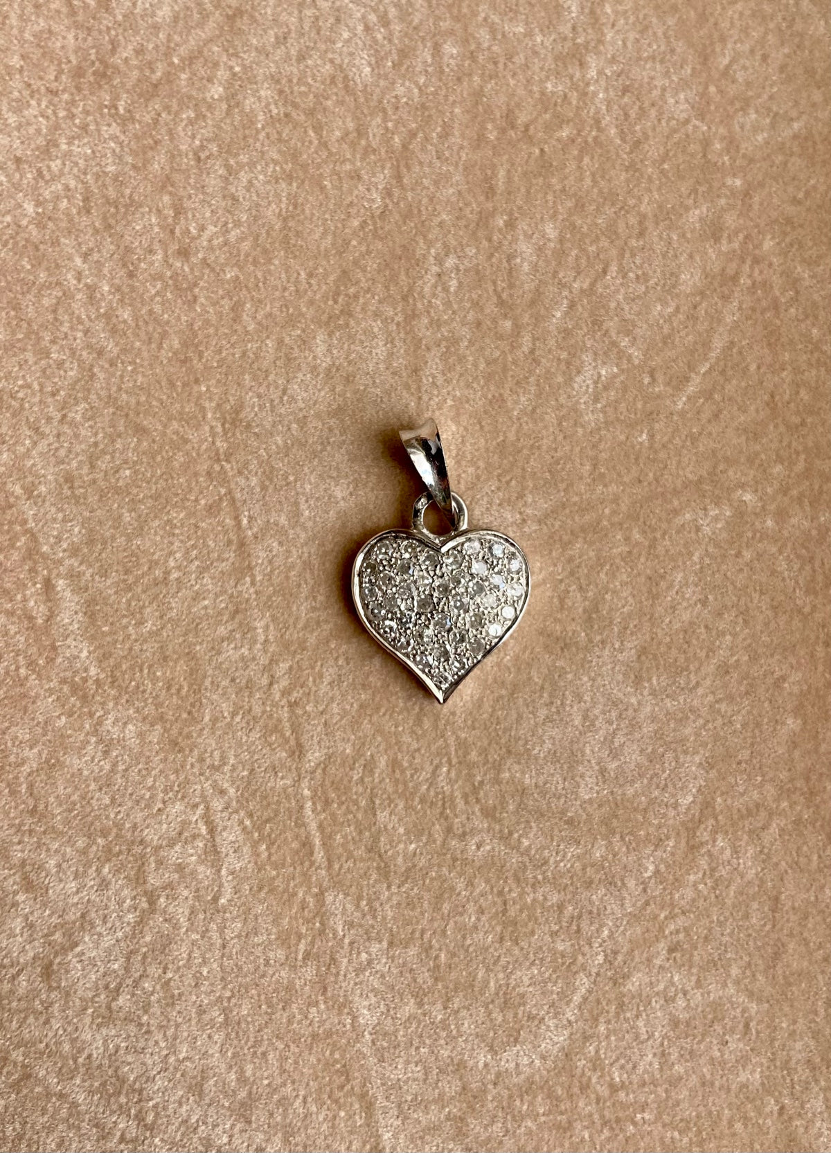 Pendentif cœur en or gris plein 18 carats pavé de diamants 0,42 CTS