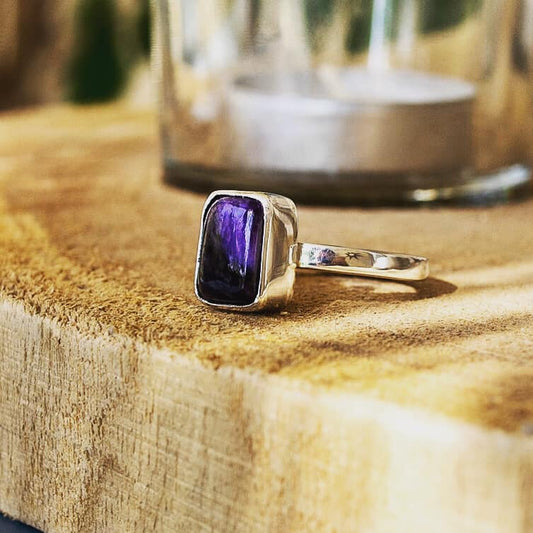 Bague en argent massif avec Charoite naturelle de Russie montée en serti clos pour femme