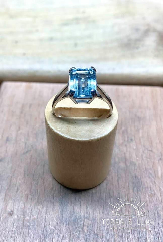 Bague en argent et Aigue Marine naturelle facette coupe Emeraude, montée en serti griffe sur bague argent pour femme