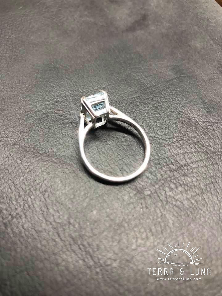 Bague en argent et Aigue Marine naturelle facette coupe Emeraude, montée en serti griffe sur bague argent pour femme