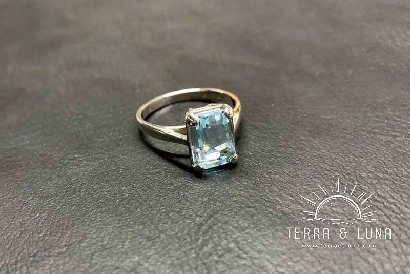 Bague en argent et Aigue Marine naturelle facette coupe Emeraude, montée en serti griffe sur bague argent pour femme