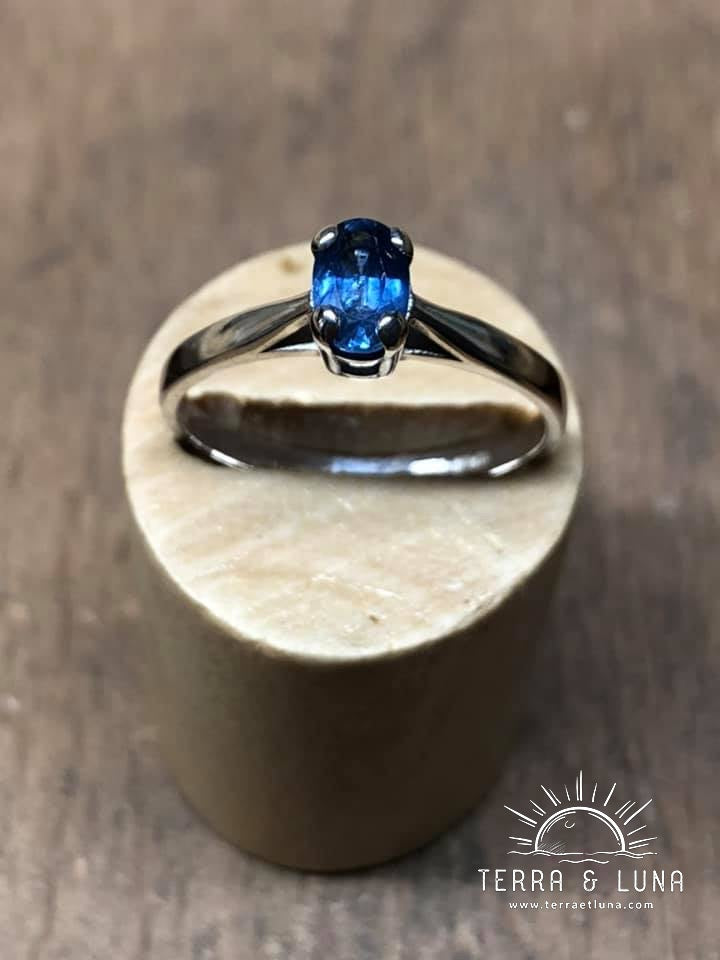 Bague solitaire en argent massif avec Saphir bleu naturel coupe ovale serti griffes pour femme