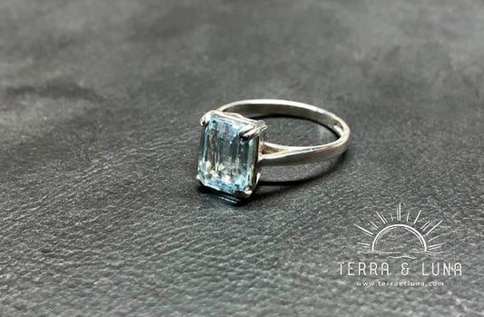 Bague en argent et Aigue Marine naturelle facette coupe Emeraude, montée en serti griffe sur bague argent pour femme