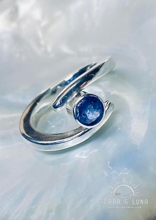 Bague asymétrique argent massif avec Disthène naturelle coupe elliptique, montée en serti clos pour femme