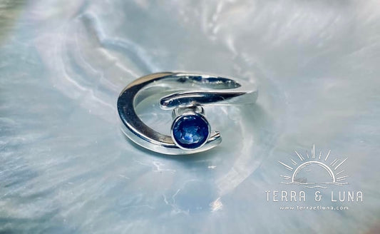 Bague asymétrique argent massif avec Disthène naturelle coupe elliptique, montée en serti clos pour femme