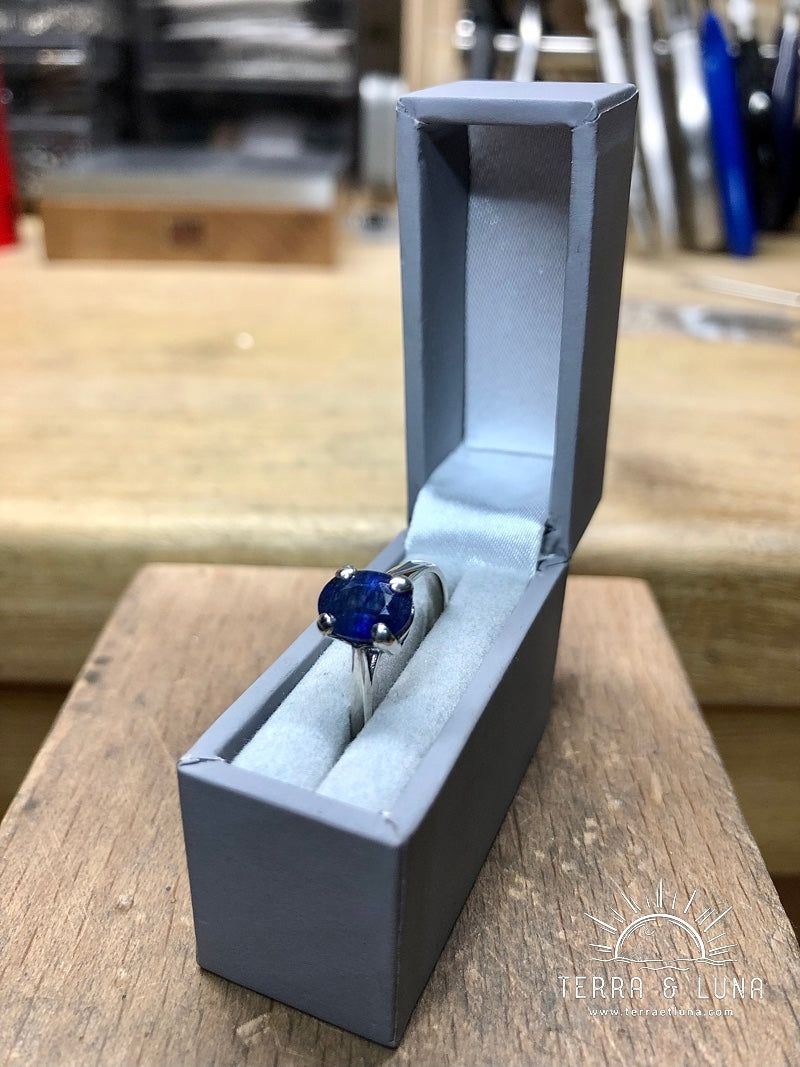 Bague solitaire en argent massif avec Saphir bleu naturel coupe ovale serti pour femme