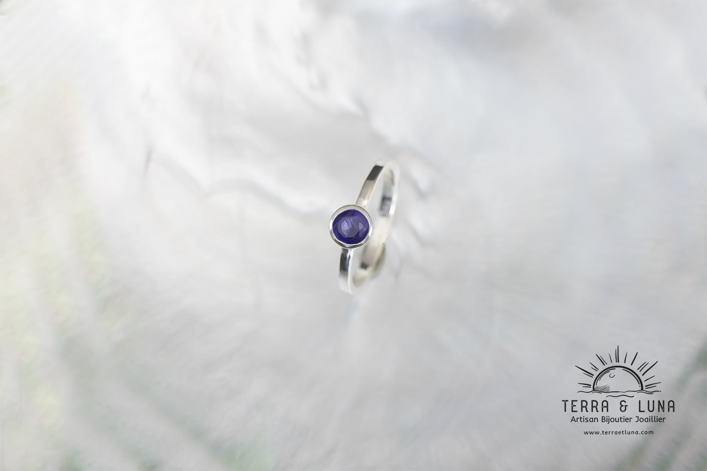 Bague en argent massif avec Saphir bleu naturel de Madagascar coupe ronde 5 mm serti clos pour femme