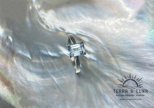 Bague en argent et Aigue Marine naturelle du Brésil coupe octogonale, montée en serti griffes pour femme