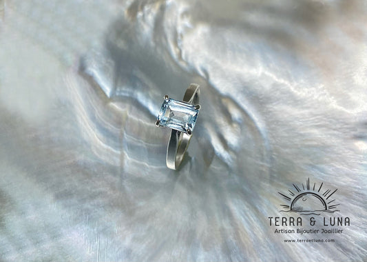 Bague en argent et Aigue Marine naturelle du Brésil coupe octogonale, montée en serti griffes pour femme