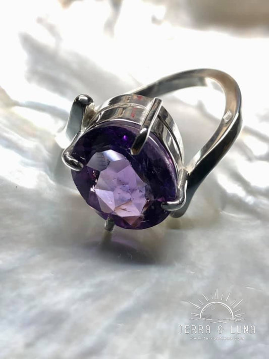 Bague asymétrique en argent massif avec Améthyste naturelle du Brésil ovale facettée serti griffe pour femme