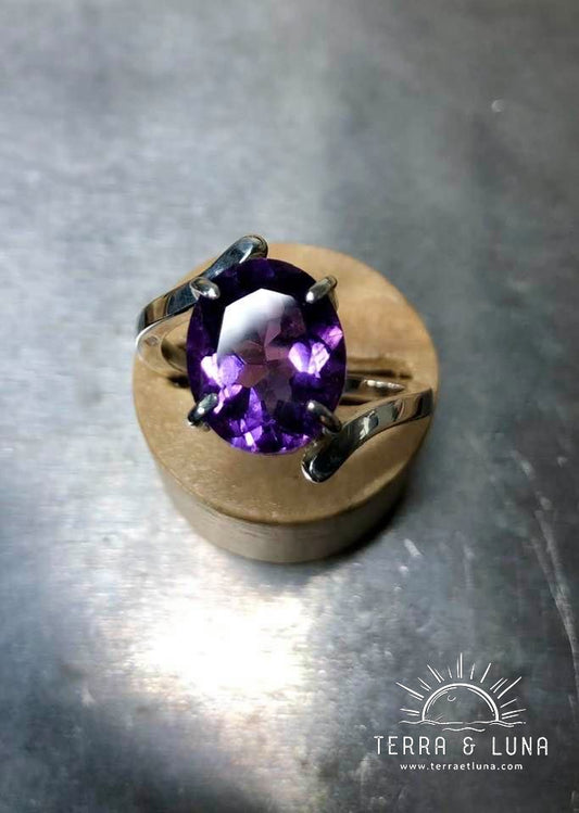 Bague asymétrique en argent massif avec Améthyste naturelle du Brésil ovale facettée serti griffe pour femme