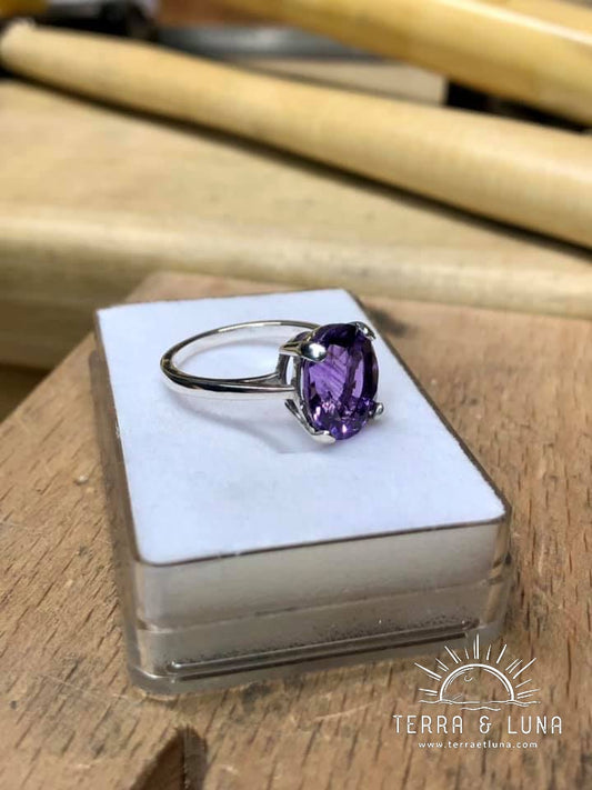 Bague en argent massif avec Améthyste naturelle du Brésil ovale facettée serti griffe pour femme