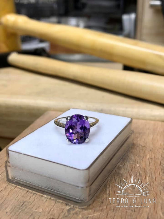 Bague en argent massif avec Améthyste naturelle du Brésil ovale facettée serti griffe pour femme