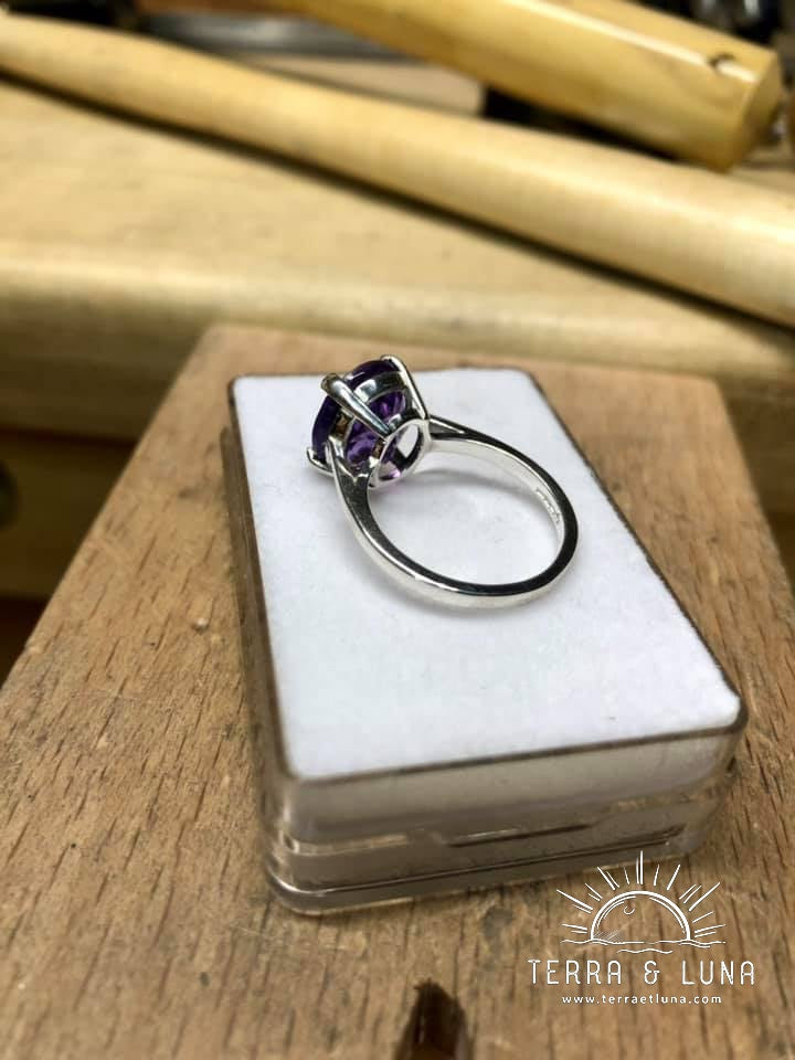 Bague en argent massif avec Améthyste naturelle du Brésil ovale facettée serti griffe pour femme
