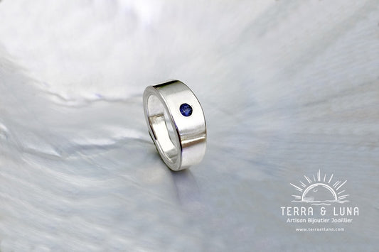 Bague large en argent massif avec Saphir bleu naturel monté en serti masse pour femme ou homme