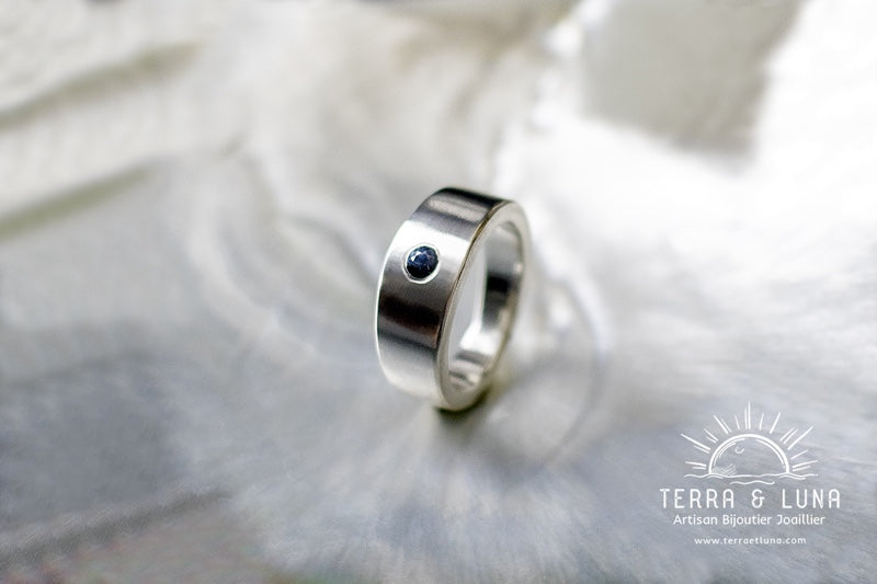 Bague large en argent massif avec Saphir bleu naturel monté en serti masse pour femme ou homme