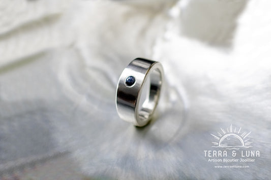 Bague large en argent massif avec Saphir bleu naturel monté en serti masse pour femme ou homme