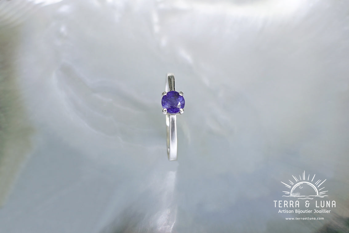 Bague solitaire demi jonc en argent massif avec Saphir bleu naturel coupe ronde serti griffes pour femme