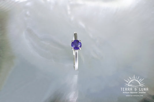 Bague solitaire demi jonc en argent massif avec Saphir bleu naturel coupe ronde serti griffes pour femme