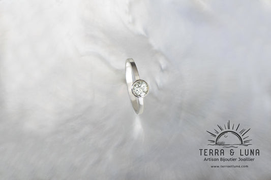 Bague en argent massif avec Tourmaline naturelle d'Afghanistan coupe ronde 5,5 mm serti clos pour femme