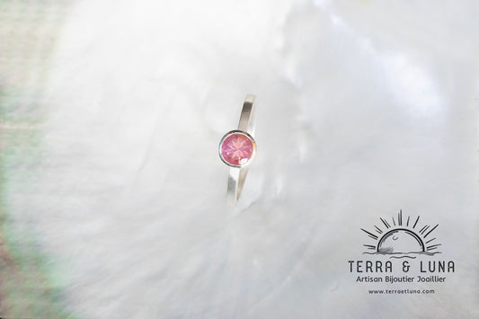 Bague en argent massif avec Tourmaline naturelle d'Afghanistan coupe ronde 5,5 mm serti clos pour femme