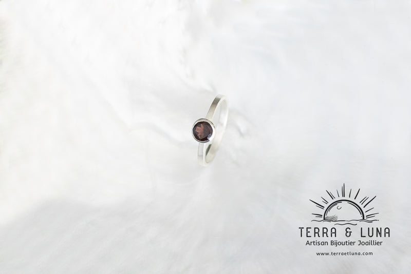 Bague en argent massif avec Tourmaline naturelle d'Afghanistan coupe ronde 5,5 mm serti clos pour femme