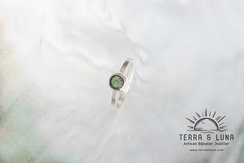 Bague en argent massif avec Tourmaline naturelle d'Afghanistan coupe ronde 5,5 mm serti clos pour femme